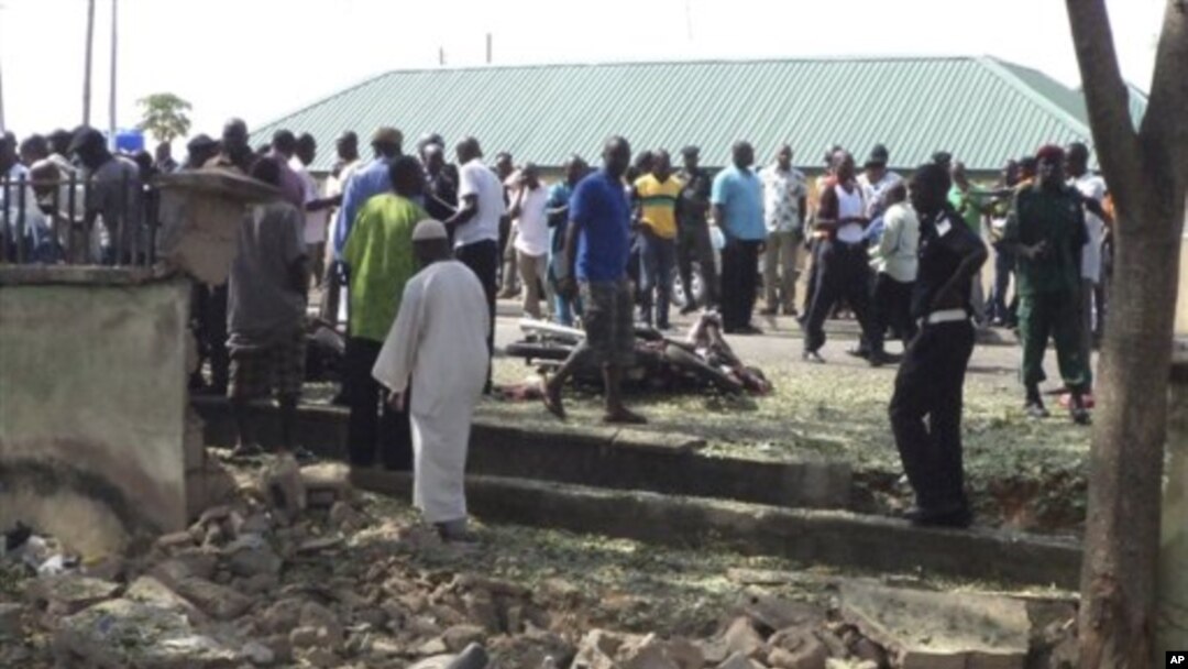Warga berkumpul di lokasi terjadinya bom bunuh diri di Jalingo, Nigeria, wilayah yang rusuh karena pertikaian etnis dan agama (Foto: dok). Baru-baru ini, sebuah ledakan dekat stasiun televisi pemerintah di negara bagian Taraba, Nigeria Timur, menewaskan seorang perempuan dan melukai lima anak, Jum'at (5/10).