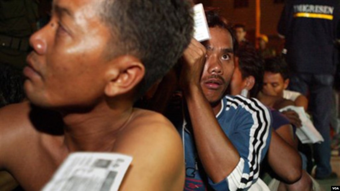 Pekerja migran ilegal asal Indonesia menunggu dideportasi dari Malaysia tahun 2005 silam. IOM merekomendasi pemerintah untuk membuat berbagai kebijakan guna mengatasi masalah kesehatan migran (foto:dok).