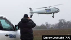 Представитель миссии ОБСЕ в Украине наблюдат за пробным полетом дрона на востоке страны. Архивное фото