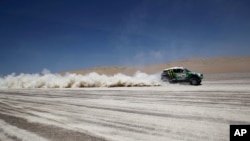 Le pilote Stéphane Peterhansel et son copilote Jean Paul Cottret, tous deux originaires de France, participent à la 13ème étape du Rallye Dakar Argentine-Chili-Pérou 2012 entre Nazca et Pisco, Pérou, le 14 janvier 2012.