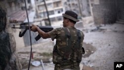 11일 시리아 알레포에서 교전 중인 반군.