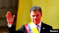 El presidente colombiano Juan Manuel Santos inicia su segundo periodo presidencial en una ceremonia en Bogotá el 7 de agosto.