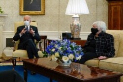 El presidente Joe Biden, acompañado por la vicepresidenta Kamala Harris y la secretaria del Tesoro, Janet Yellen, se reúne con líderes empresariales para discutir un paquete de ayuda para el coronavirus, el 9 de febrero de 2021.