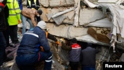 Tim SAR mencari korban selamat di lokasi bangunan yang runtuh, pasca gempa mematikan di Kahramanmaras, Turki, 10 Februari 2023. (Foto: REUTERS/Suhaib Salem)