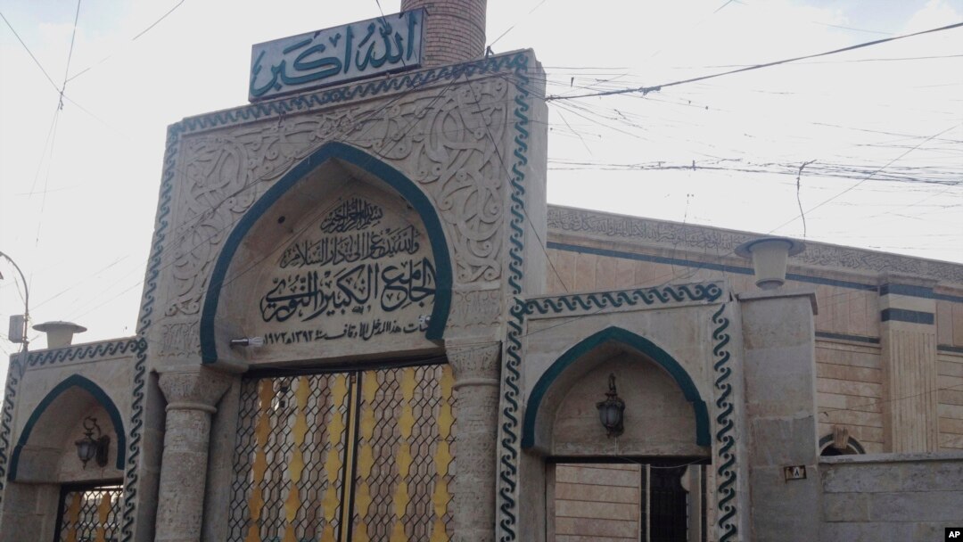Masjid bersejarah al-Nuri yang terkenal di kota Mosul ketika masih berdiri megah (foto: Juli 2014). 