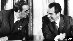 Predsednik Nikson i sovjetski lider Leonid Brežnjev posle potpisivanja Sporazuma o smanjenju nuklearnog arsenala 21. jun 1973. 