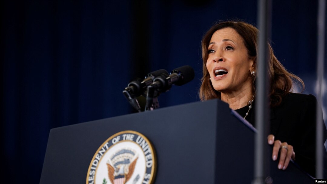 La candidata demócrata a la presidencia, la vicepresidenta Kamala Harris, habla en un evento de campaña en Raleigh, Carolina del Norte, el 30 de octubre de 2024.
