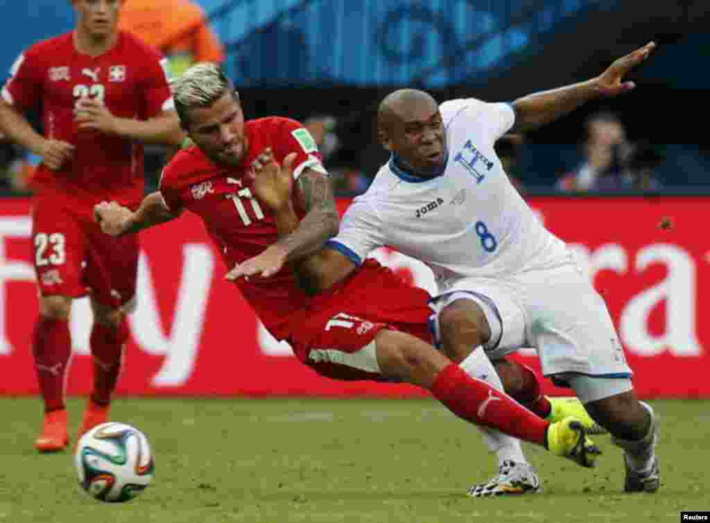 برازیل فٹ بال ورلڈکپ کے گروپ ای کے کھیل میں سوئٹزرلینڈ اور ہونڈوراس کی ٹیمیں میدان میں اُتریں