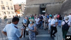 Los turistas son obligados a mostrar su 'pase verde' a las puertas de los Museos Vaticanos, el 6 de agosto de 2021.
