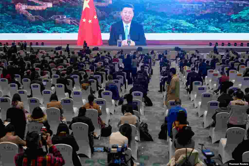 중국 우전에서 열린 세계 인터넷 컨퍼런스에서 시진핑 국가주석의 개막 연설이 대형 스크린에 중계되고 있다. 