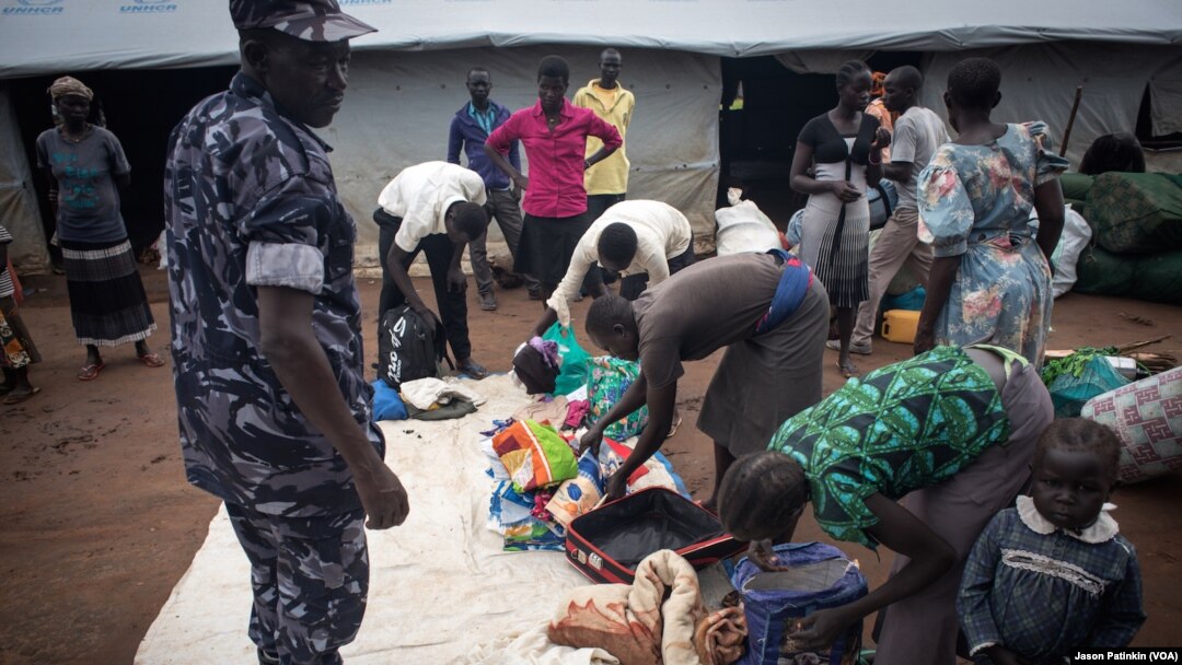 Umusirikare wa Uganda asaka impunzi z'Abanyekongo zinjiye muri Uganda ngo arebe ko nta ntwaro zinjiranye