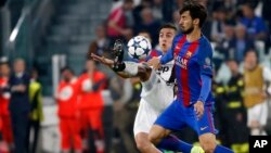 Paulo Dybala de Juventus, à gauche, dans un duel avec André Gomes de Barcelone lors du match Juventus-Barcelone en quart de finale de la Ligue des champions au stade de Turin, Italie, 11 avril 2017.