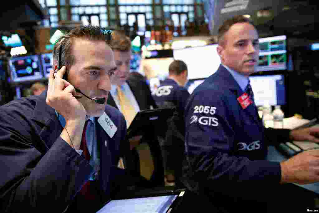 Traders work on the floor of the New York Stock Exchange (NYSE) in New York. Global stock markets crashed, oil prices fell, and value of British currency plunged to three-decade low after the unprecedented vote for the U.K. to leave the European Union.