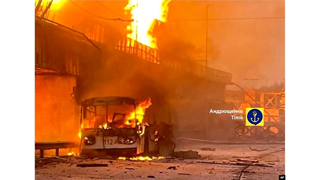 Esta imagen distribuida por Petro Andryuschenko, asesor del jefe de la administración de la ciudad de Mariúpol, muestra un trolebús y una estación hidroeléctrica en llamas tras ataques rusos en Dnipro, Ucrania, el 22 de marzo de 2024.