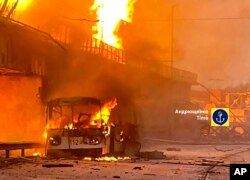 Esta imagen distribuida por Petro Andryuschenko, asesor del jefe de la administración de la ciudad de Mariúpol, muestra un trolebús y una estación hidroeléctrica en llamas tras ataques rusos en Dnipro, Ucrania, el 22 de marzo de 2024.