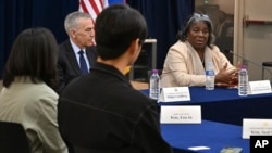 린다 토머스-그린필드 유엔 주재 미국 대사가 16일 서울 아메리칸 디플로머시 하우스에서 탈북 청년들과 이야기를 나누고 있다.