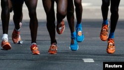 Los médicos recomiendan que se haga unos 150 minutos por semana de ejercicio intenso o 75 minutos de ejercicio vigoroso, como correr, para mantener una buena salud.