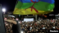 Des manifestants rassemblés à Al-Hoceïma protestent contre l’injustice et la corruption, au Maroc, 18 mai 2017.