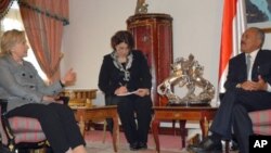 خانم هێله‌ری کلنتن له‌ میانه‌ی کۆبوونه‌وه‌ی له‌گه‌ڵ سه‌رۆکی یه‌مه‌نی عه‌لی عه‌بدوڵا سـاڵح له‌ سه‌نعای پایته‌خت، سێشه‌ممه‌ 11 ی دوازده‌ی 2011