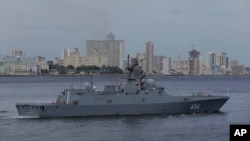 La fragata Almirante Gorshkov de la Armada rusa sale del puerto de La Habana, Cuba, el lunes 17 de junio de 2024.