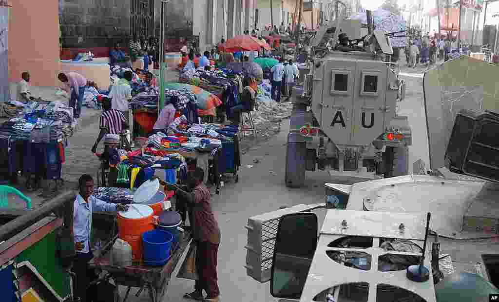 An African Union armored personnel carrier (APC) rolls down the busy main street of Bakara Market. (P. Heinlein/VOA) 
