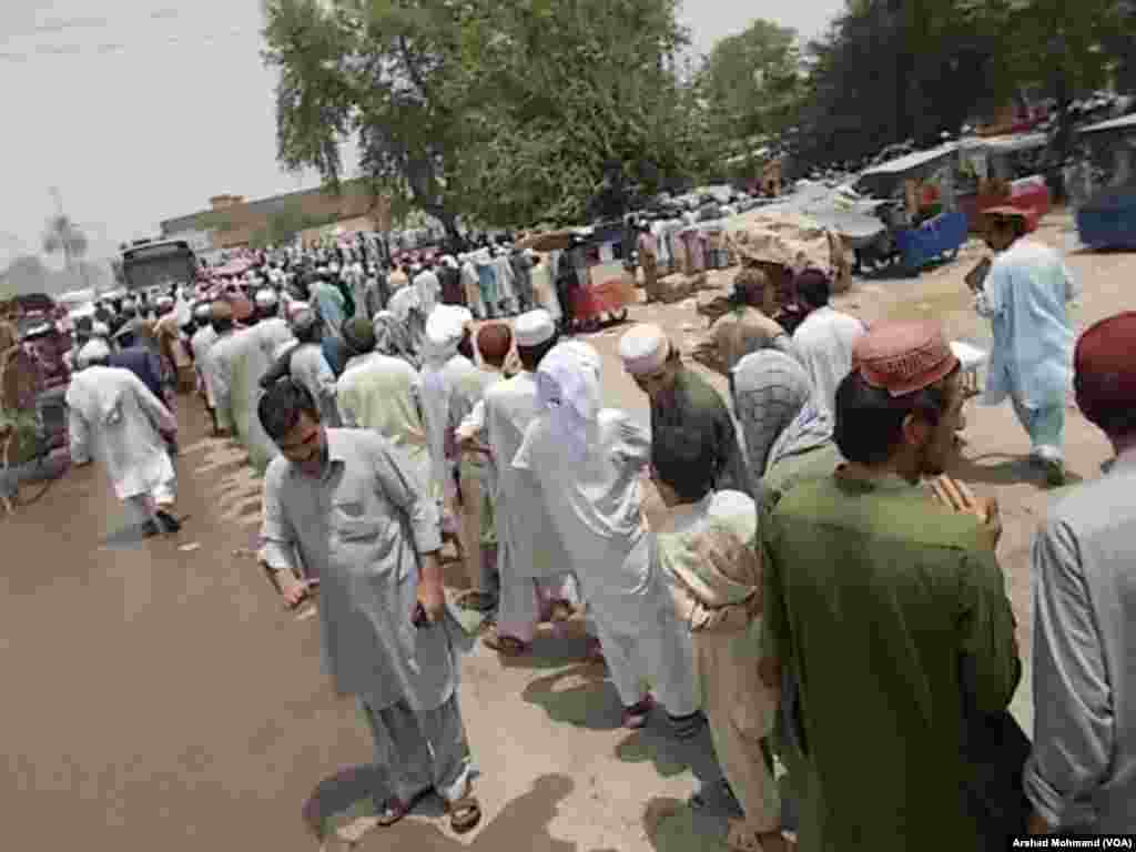 NWA IDPs during Food Distribution