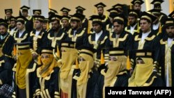 Para mahasiswa dan mahasiswi menghadiri wisuda di Universitas Mirwais Nija di Kandahar, Afghanistan, Sabtu, 27 November 2021. (Foto: Javed Tanveer/AFP)