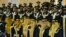 Para mahasiswa dan mahasiswi menghadiri wisuda di Universitas Mirwais Nija di Kandahar, Afghanistan, Sabtu, 27 November 2021. (Foto: Javed Tanveer/AFP)