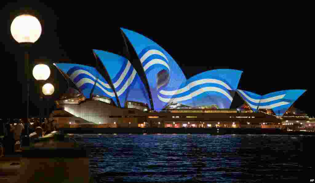 انعکاس پرچم یونان بر روی تالار اپرای شهر سیدنی در استرالیا، به مناسبت دویستمین سالگرد استقلال یونان.