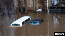 Poplavljeni automobili u Lodiju. u Nju Džersiju (Foto: REUTERS/Eduardo Munoz)