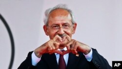 Kemal Kilicdaroglu, leader of Turkey's main opposition Republican People's Party (CHP) makes a heart shape with his hands after delivering a speech at a rally in Istanbul, Turkey, June 2, 2015.