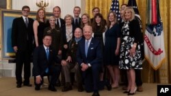 지난해 5월 조 바이든 미국 대통령과 문재인 한국 대통령이 백악관에서 열린 한국전 참전용사 랠프 퍼킷 예비역 대령에 대한 명예훈장(Medal of Honor) 수여식에서 함께 기념사진을 찍었다.