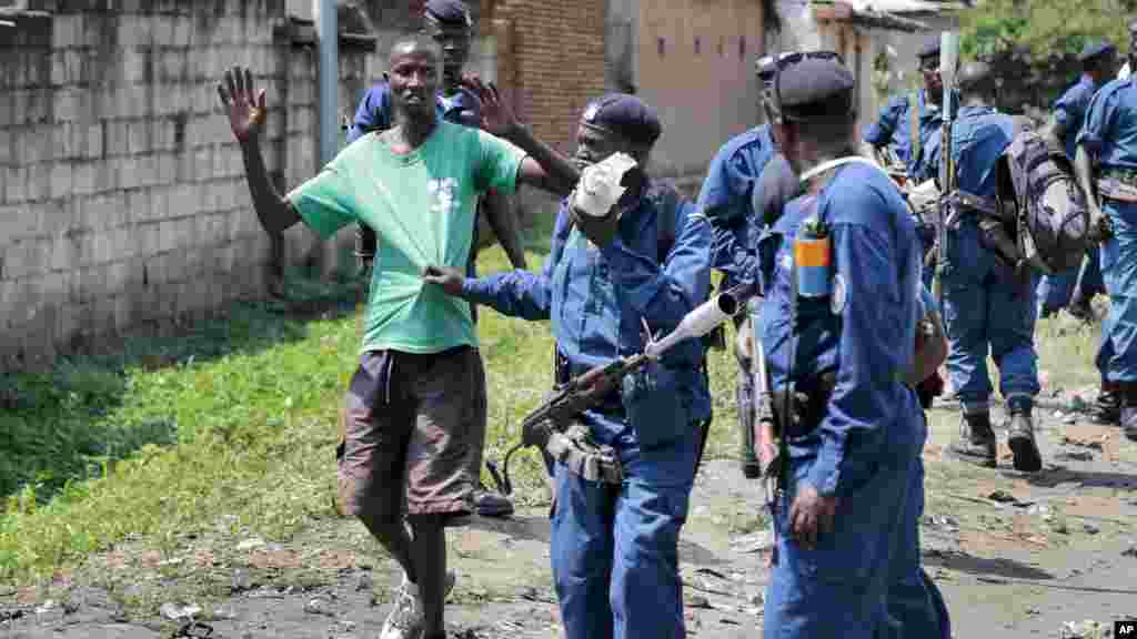 Polícia do Burundi prende um manifestante durante confrontos com as forças de segurança no distrito de Cibitoke da capital Bujumbura, Burundi, 29 de Maio, 2015 &nbsp;