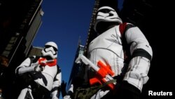 Pecinta film Star Wars memakai kostum Stormtroopers dari fil Star Wars "Rogue One" di Times Square, Manhattan, New York, 25 Desember 2016. 