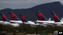 United Airlines dijo en un comunicado el jueves 23 de diciembre de 2021 que cancelaría 120 vuelos este viernes debido a "un impacto directo" de la variante ómicron en su personal. [Foto: Archivo]