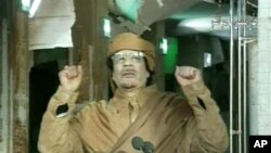 Muammar Kadhafi durante o discurso na televisão estatal líbia, no dia 22 de Fevereiro.