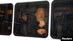 El arresto de Julian Assange sigue a las denuncias de WikiLeaks acerca de lo que llaman "una extensa operación de espionaje" en su contra en la embajada ecuatoriana en Londres, donde ha vivido bajo asilo desde 2012.