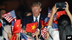 El presidente de EE.UU., Donald Trump, llegó a Hanoi, Vietnam, el sábado, 11 de noviembre de 2017.