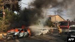 Zapaljeni automobili u izraelskom gradu Aškelonu (Foto: Menahem KAHANA / AFP)