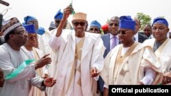 Shugaba MUhammadu Buhari yana kaddamar da wani aikin da gwamnatin Adamawa ta gudanar a Yola