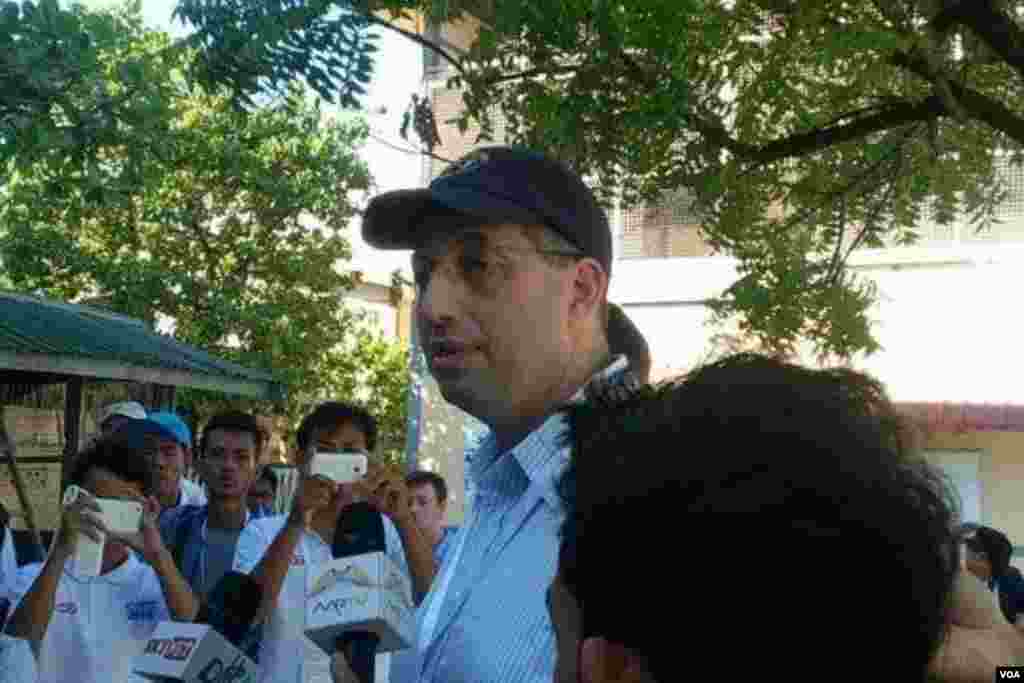 U.S. Ambassador to Myanmar Derek Mitchell is seen talking to reporters in Mandalay, Nov. 8, 2015.