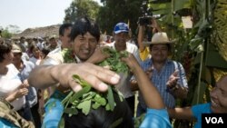 Evo Morales coloca hojas de coca sobre la cabeza de una mujer en un poblado indígena de la Amazonia.