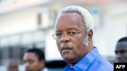 Le candidat à l'élection présidentielle du parti d'opposition Chadema, Edward Lowassa, quitte une conférence de presse à Dar es Salaam, le 29 octobre 2015. (Photo de Daniel Hayduk / AFP)