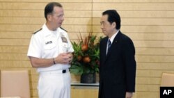 Admiral Michael Mullen (L), chairman of US Joint Chiefs of Staff, talks with Japanese Prime Minister Naoto Kan during a meeting in Tokyo, July 15, 2011.