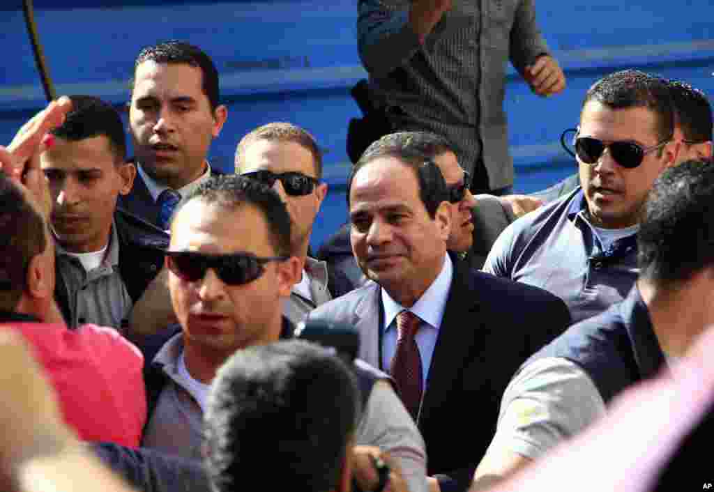 Sobiq general, prezidentlik uchun nomzod Abdul Fattoh al-Sissiy ovoz berish uchun saylov uchastkasiga kirib kelmoqda, Qohira, 26-may, 2014-yil.