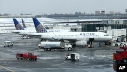 Pesawat maskapai United Airlines di bandara LaGuardia, New York (foto: ilustrasi).