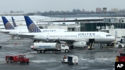 Beberapa pesawat milik maskapai United Airlines di bandara LaGuardia, New York (foto: dok).