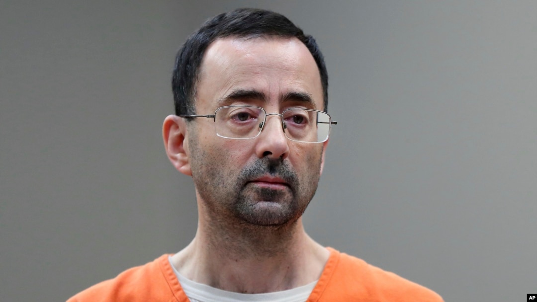 ARCHIVO: El médico Larry Nassar durante una aparición en corte en Michigan, EEUU, el 22 de noviembre de 2017.