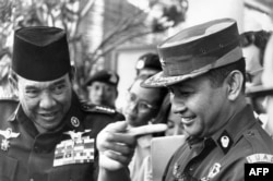 Presiden Soekarno (kiri) bersama Jenderal Soeharto (kanan), setelah sidang pembubaran komando penumpasan Malaysia di Jakarta, 24 Agustus 1966. (PANASIA-FILES/AFP)