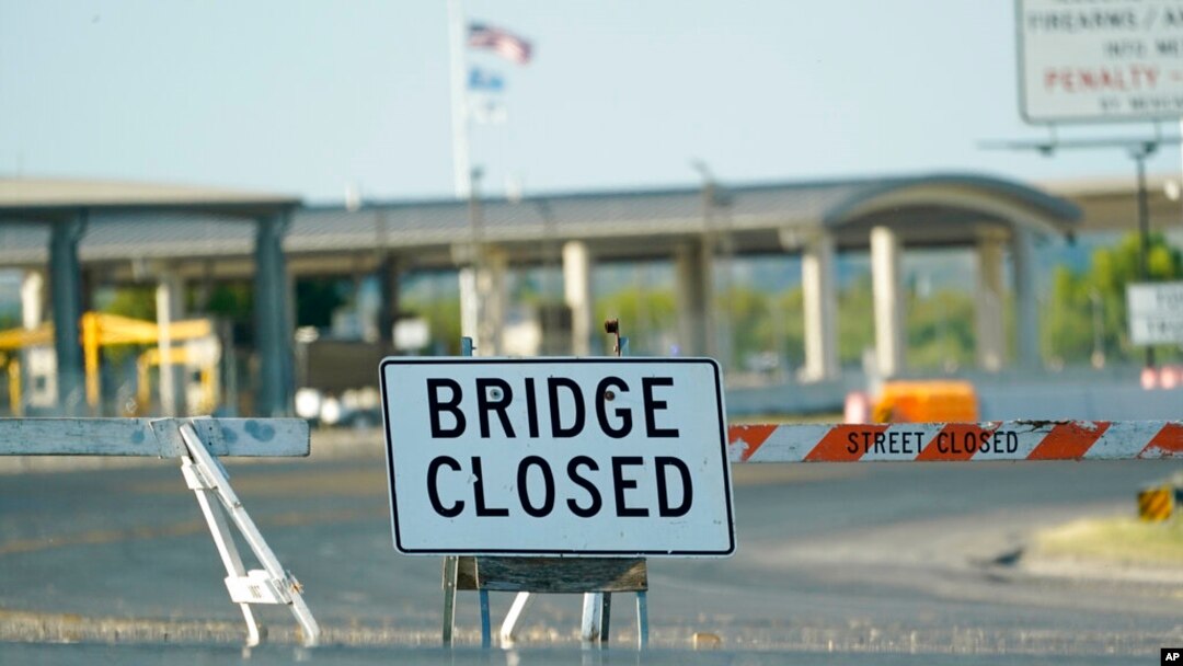 Jembatan perlintasan internasional di Del Rio, Texas, di mana ribuan migran Haiti membuat tempat pengungsian di bawah jembatan itu tampak masih ditutup, Sabtu, 18 September 2021. 